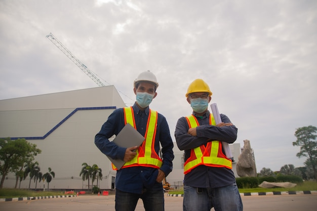 Dois engenheiros trabalham de forma inteligente na construção civil