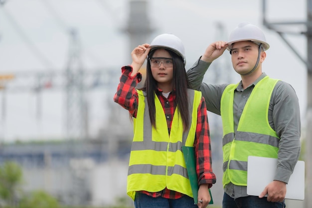 Dois engenheiros trabalhando em uma usina elétricatrabalham juntos felizesajudam-se mutuamente na análise do problemaconsulte as diretrizes de desenvolvimento