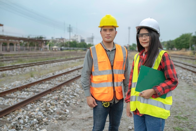 Dois engenheiros trabalhando na estação de tremTrabalham juntos felizesAjudam-se mutuamente na análise do problemaConsulte as diretrizes de desenvolvimento