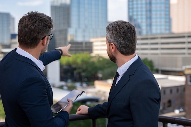 Foto dois equipes de negócios sucesso operações de negócios princípios de gestão financeira planejamento financeiro