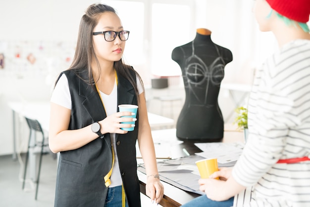 Dois estilistas conversando no trabalho