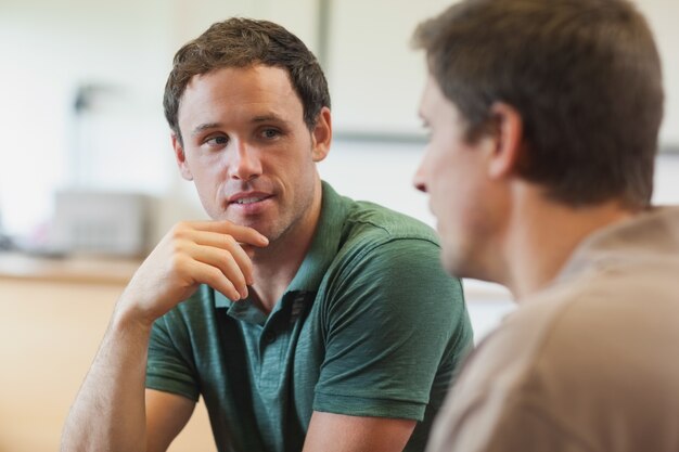 Dois estudantes maduros com uma conversa