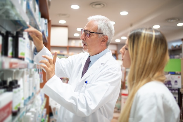 Dois farmacêuticos verificando seu estoque na farmácia