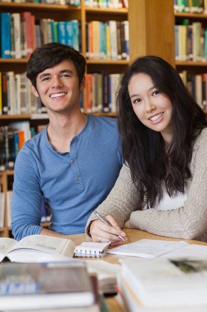 Dois, feliz, estudantes, em, um, biblioteca