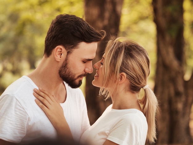 dois feliz homem e mulher no parque