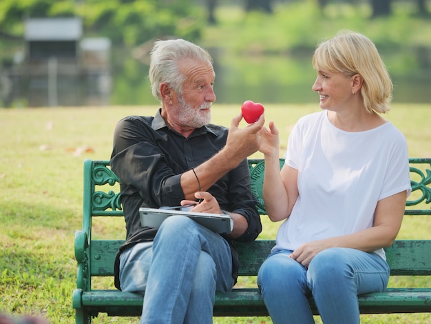 dois feliz sênior homem e mulher no parque