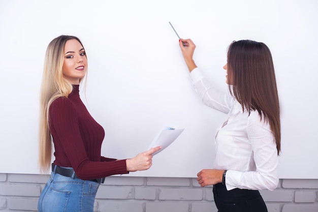 Dois, femininas, colegas, escritório, trabalhando, junto