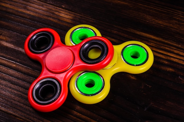 Dois fidget spinners na mesa de madeira