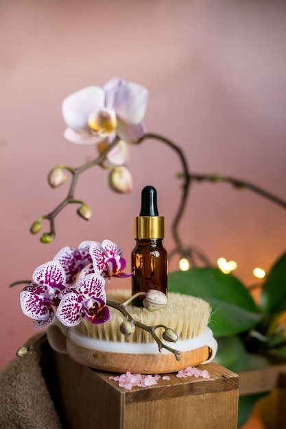 Dois frascos de soro ou óleo essencial com orhid. Frascos de vidro com óleos cosméticos. Conceito de spa. Foto de alta qualidade