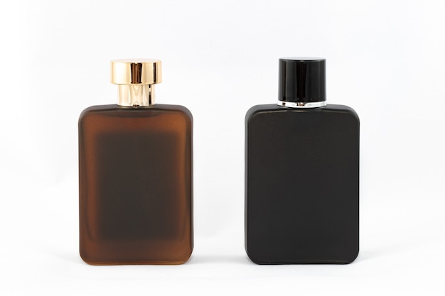 Dois frascos foscos de perfume para homens em fundo branco