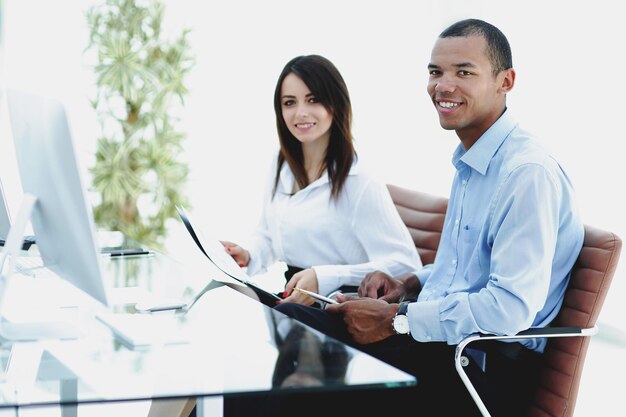 Dois funcionários bem sucedidos no local de trabalho no escritório