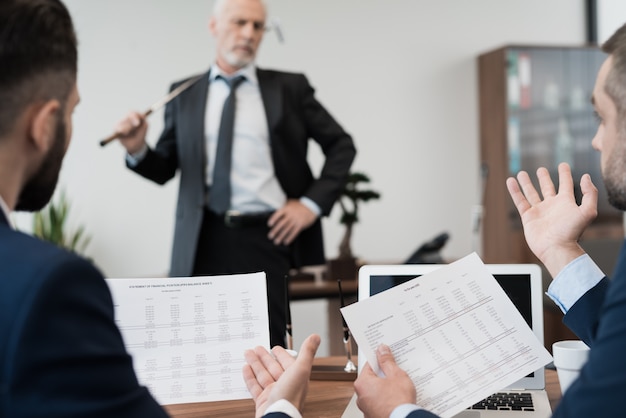 Dois funcionários vieram ao escritório do diretor.