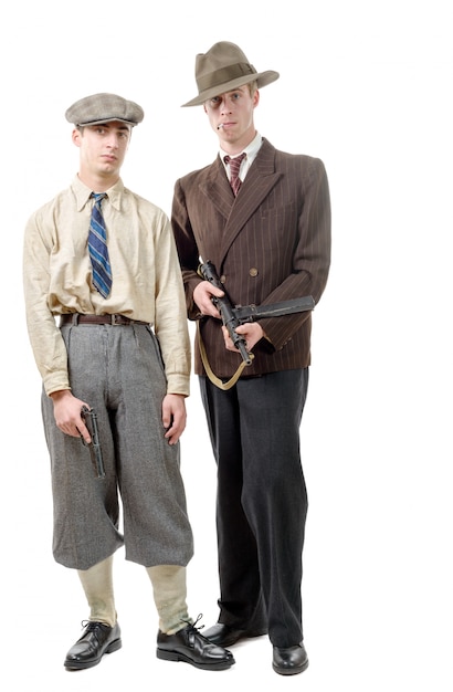 Dois gangster em roupas vintage, com armas