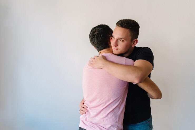 Foto dois gays a abraçar-se.
