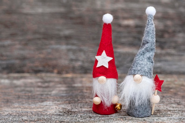 Dois gnomos de Natal em um fundo de madeira Copie o espaço