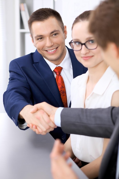 Dois homem de negócios apertando as mãos um ao outro terminando a reunião.