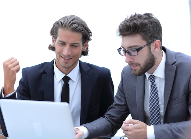 Dois homem de negócios trabalhando no laptop