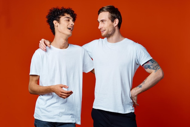 Dois homens alegres no camiseta comunicação amizade