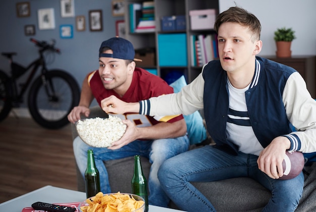 dois homens animados na sala de estar