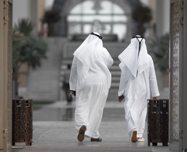 dois homens árabes caminhando na cidade