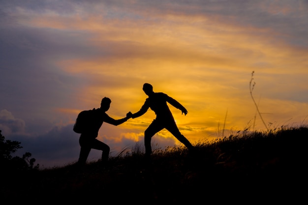 Dois homens, caminhadas na montanha