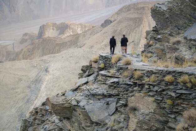 Dois homens conversavam na trilha da geleira Passu. Gilgit-Baltistan, Paquistão.