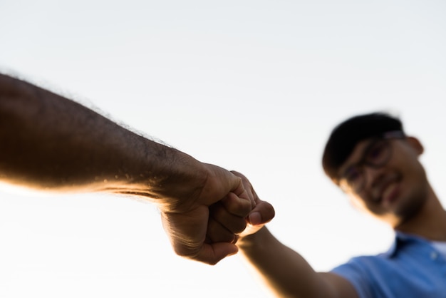 Dois homens dando punho colisão mostrando unidade e trabalho em equipe. Amizade, conceito de parceria.