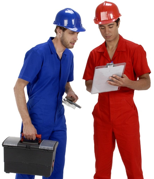 Foto dois homens de macacão azul e vermelho estão a olhar para um caderno.