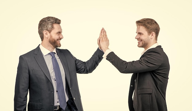 Dois homens de negócios dando cinco após acordo de negócio bem sucedido