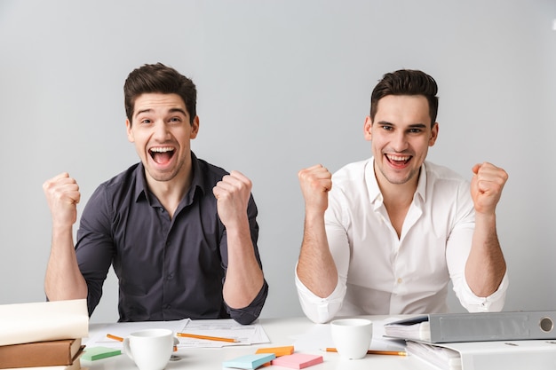 Dois homens de negócios jovens emocionais consideráveis