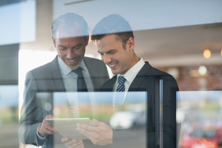 Foto dois homens de negócios usando tablet digital