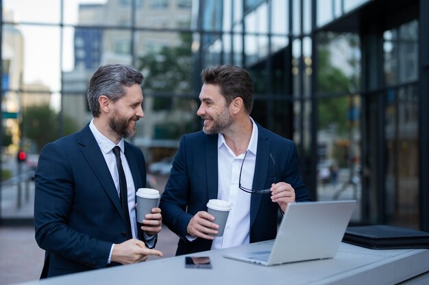Dois homens freelancer têm negócios online homens freelancher têm negócios online ao ar livre