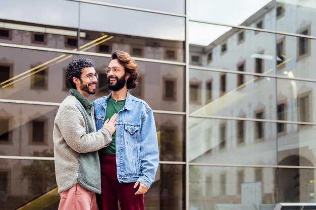 Dois homens sorrindo felizes e se abraçando com ternura