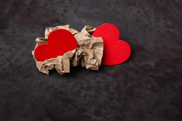 Dois ícones de coração vermelho em papel amassado Conceito de amor dos namorados