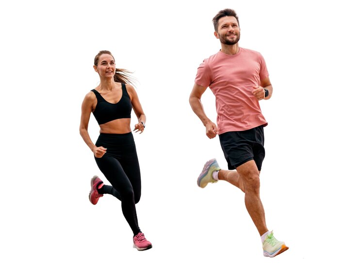 Foto dois indivíduos atléticos, um homem e uma mulher, correndo alegremente juntos em um fundo branco.