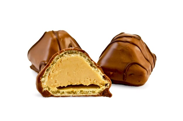 Dois inteiros e metade dos doces de chocolate com um padrão isolado em um fundo branco