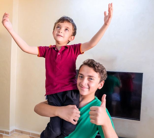 Dois irmãos árabes felizes se divertindo juntos