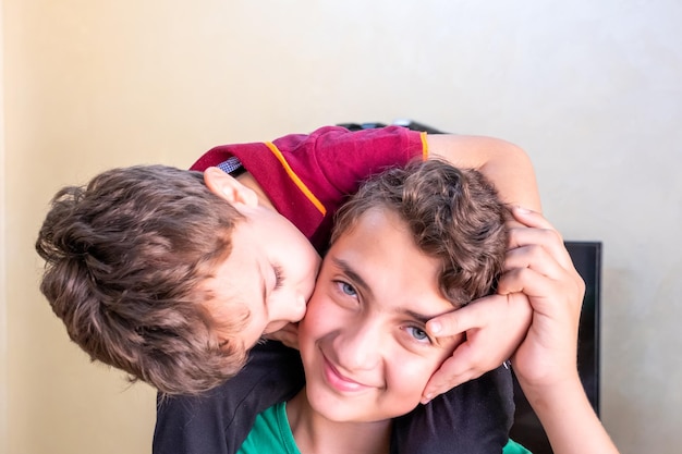 Dois irmãos árabes felizes se divertindo juntos