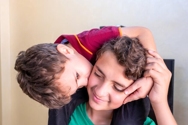 Dois irmãos árabes felizes se divertindo juntos