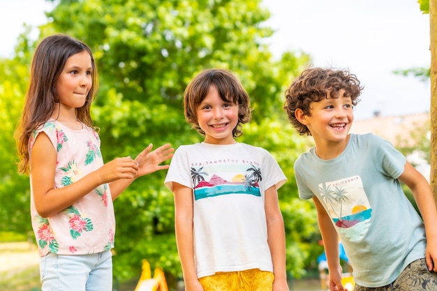 Dois irmãos e uma irmã sorrindo em um parque