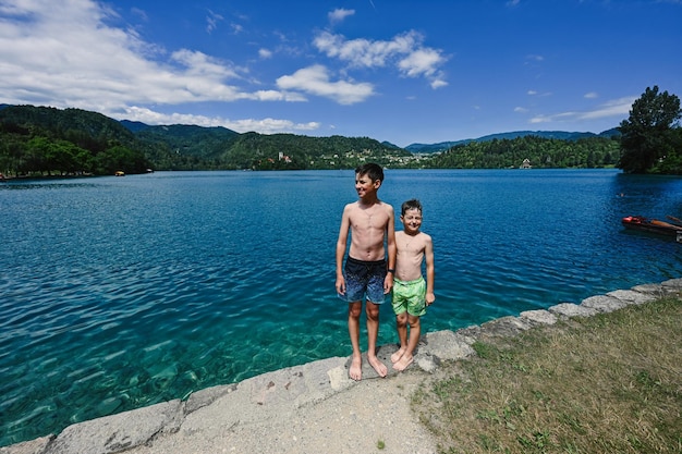 Dois irmãos estão no cais de ver o belo Lago Bled Eslovênia