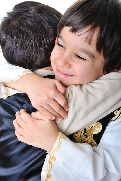 dois irmãos felizes