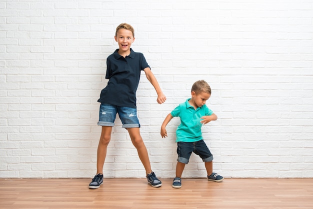 Dois irmãos mais novos dançando