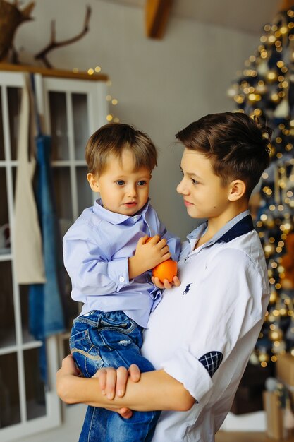 dois irmãos no natal crianças juntos