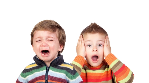 Foto dois irmãos pequenos engraçados mostrando emoções