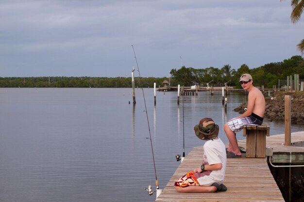 Dois irmãos pescando no cais da ilha chokoloskee.