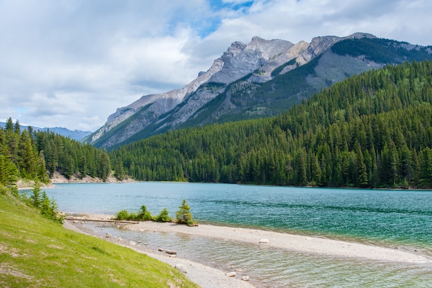 Dois, jaque, lago, em, parque nacional banff, canadá, em, nublado, dia