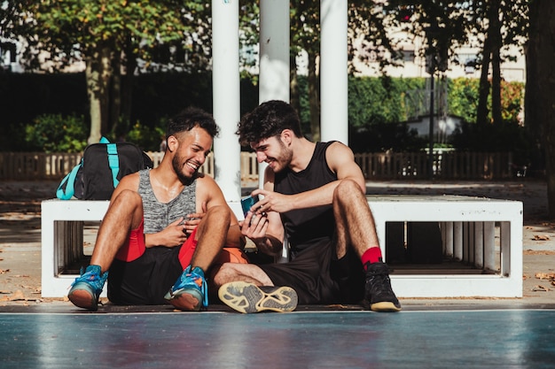 Dois jogadores de basquete ao ar livre