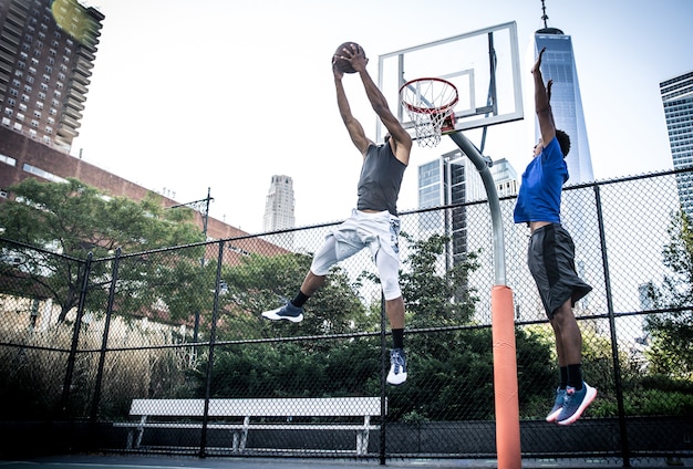 Dois jogadores de basquete de rua jogando duro na quadra