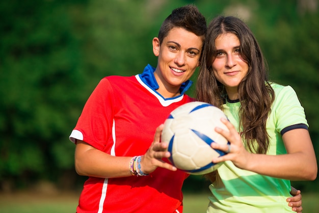 Dois jogadores de futebol de mulher